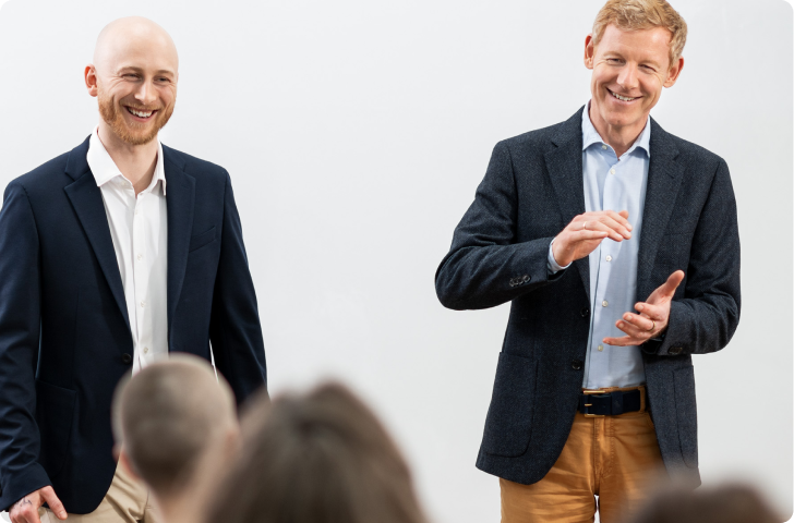 NLP Seminar Hamburg Trainer Ulrich Oldehaver und Hypnose-Ausbilder Jakob Schulze erklären Technik