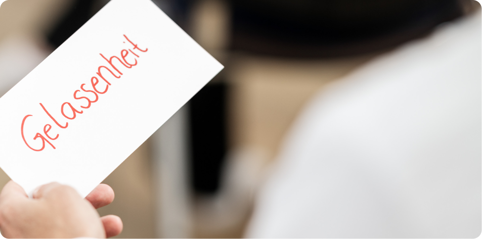 NLP Master Seminar Hamburg, Teilnehmer schaut sich Karte an