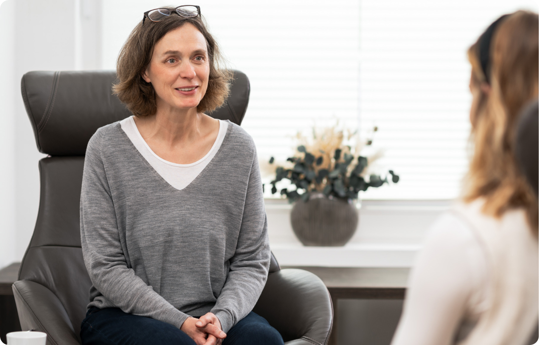 Professional Business-Coach, NLP-Coach, Expertin für Mentaltraining Petra Wolfram, Coach und Klientin im Gespräch