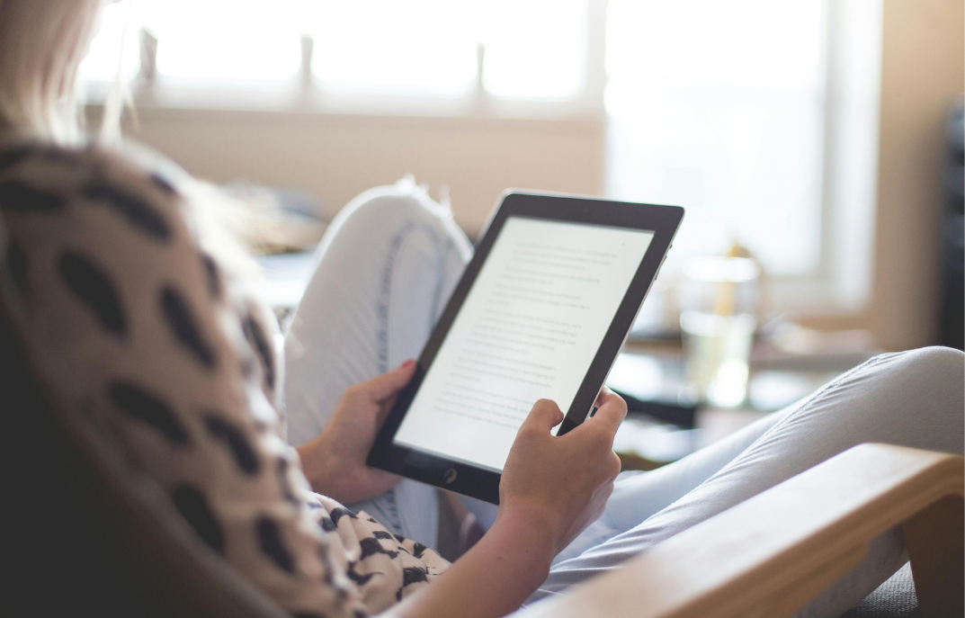 NLP Wissen und Grundlagen vertiefen mit Mindvisory, Frau hält Tablet