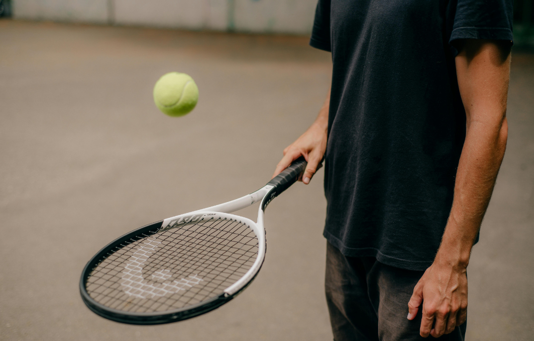 Mentaltrainer für Leistungssportler bei Mindvisory, Tennisspieler erfolgreich auf dem Platz