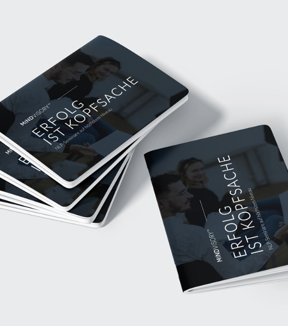 NLP Ausbildung Hamburg Broschüre, Broschüre liegt auf Tisch