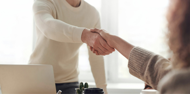 Souveräner Auftritt und Lösunorientiertes Denken mit Business-Coachin Hamburg, zwei Menschen geben sich die Hand