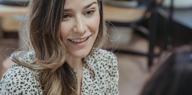 Selbstbewusst Teams leiten mit Leadership-Coaching Hamburg, Frau erklärt Situation