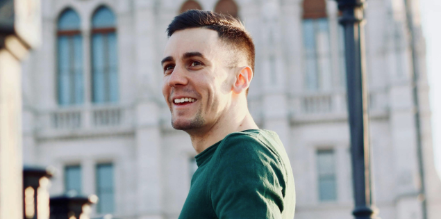 Zielgerichtetes Einzel-Coaching und Invidual-Coaching in Hamburg, zufriedener Klient draußen