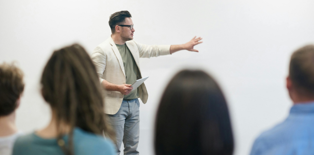 Erfolgreich mit Führungskräfte Coaching in Hamburg, Teamleader stellt Projekt vor