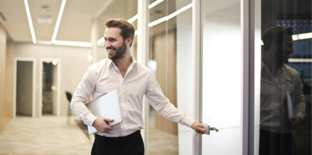 Life-Coaching für Persönlichkeitsentwicklung mit Mindvisory in Hamburg, glücklicher Klient im Arbeitskontext