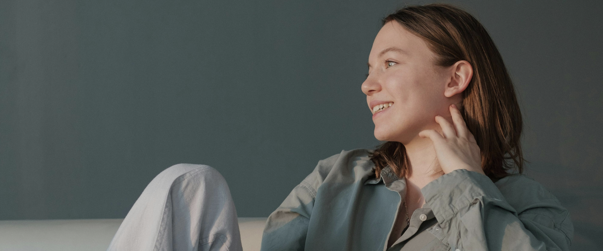 Bestes Life-Coaching in Hamburg mit Mindvisory, Frau sitzt gemütlich und strahlt