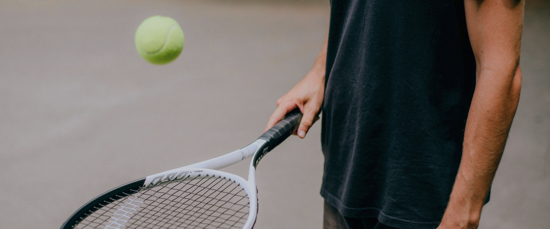 Erfolgreiches Mentaltraining für Sportler in Hamburg mit Mindvisory, Tennisspieler auf Platz