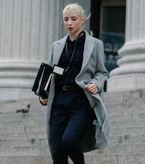 Erfolgreich als Führungskraft mit Leadership-Coaching bei Mindvisory, Frau läuft zu Termin